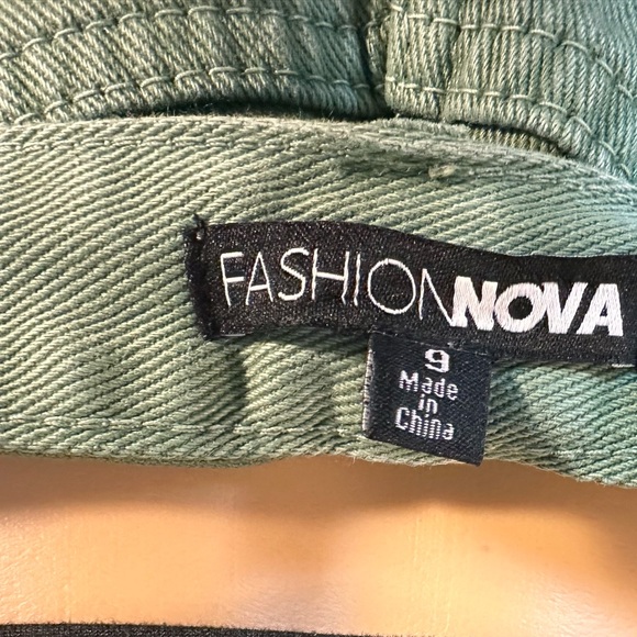 Fashion Nova ripped mom Jeans - Picture 7 of 7